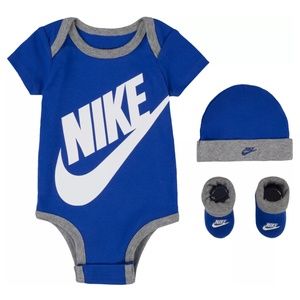 NWT: Nike Infant Swoosh 3-Piece Box Set